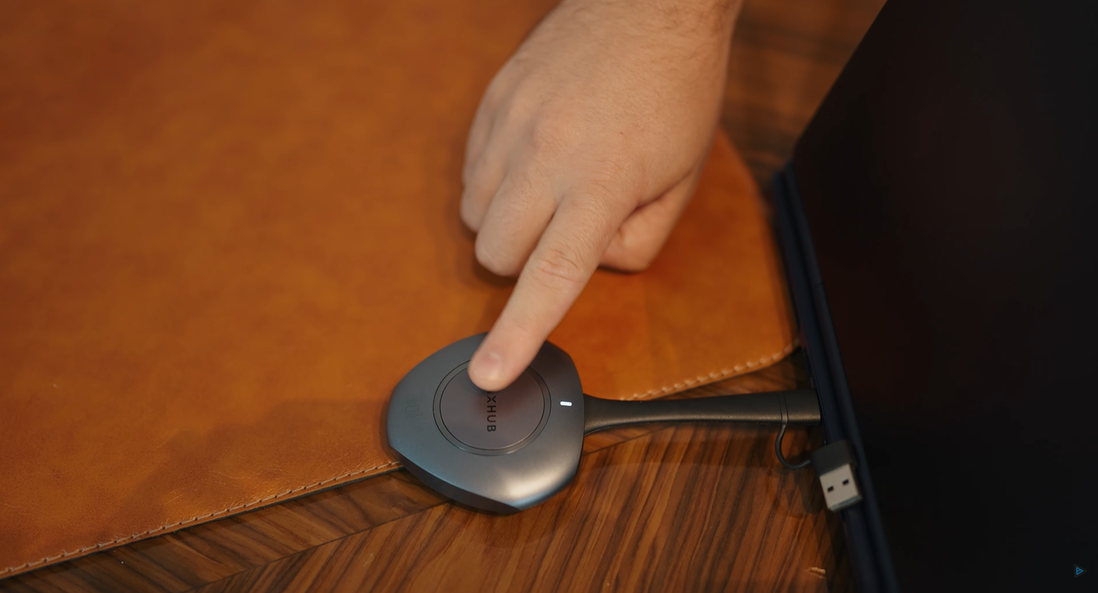 Dongle de compartilhamento sem fio do MaxHub - Detalhe frontal