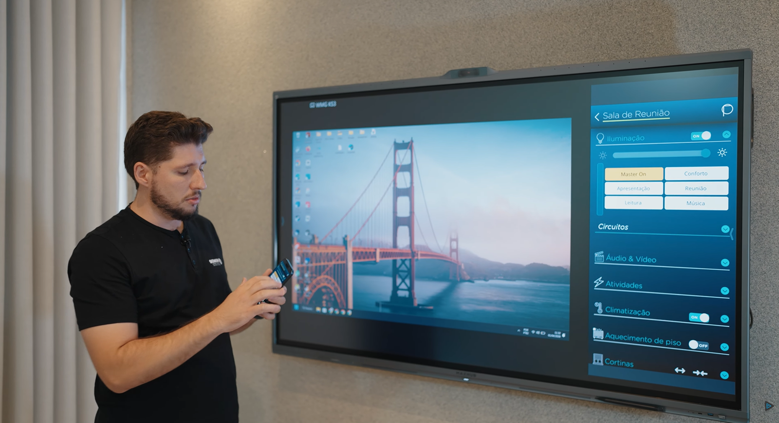 Compartilhamento de tela simultâneo com celular no painel MaxHub V7