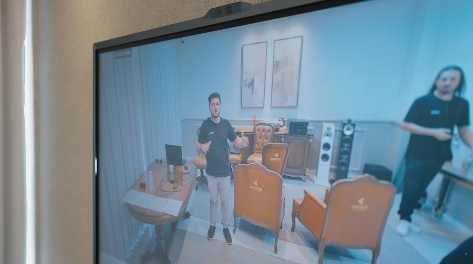 Sistema de videoconferência inteligente do painel interativo MaxHub V7 em funcionamento