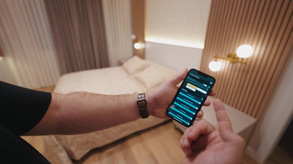 Controle de iluminação residencial pelo aplicativo Piero Control no celular